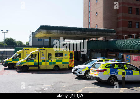 Le ambulanze visto al di fuori di A&E dipartimento del Royal Gwent Hospital di Newport, Wales, Regno Unito. Foto Stock