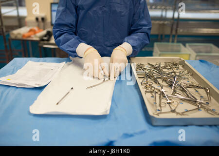 Gli strumenti chirurgici vengono puliti e sterilizzati presso un ospedale da uno strumento chirurgico società sterilizzante Foto Stock