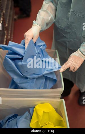 Gli strumenti chirurgici vengono puliti e sterilizzati presso un ospedale da uno strumento chirurgico società sterilizzante Foto Stock