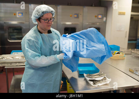 Gli strumenti chirurgici vengono puliti e sterilizzati presso un ospedale da uno strumento chirurgico società sterilizzante Foto Stock