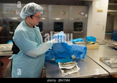 Gli strumenti chirurgici vengono puliti e sterilizzati presso un ospedale da uno strumento chirurgico società sterilizzante Foto Stock