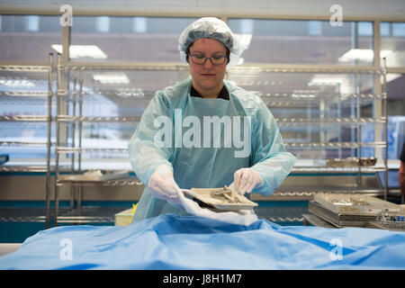 Gli strumenti chirurgici vengono puliti e sterilizzati presso un ospedale da uno strumento chirurgico società sterilizzante Foto Stock