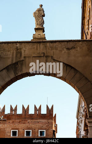 Arco e la statua nei pressi di Piazza delle Erbe a Verona, Veneto, Italia Foto Stock