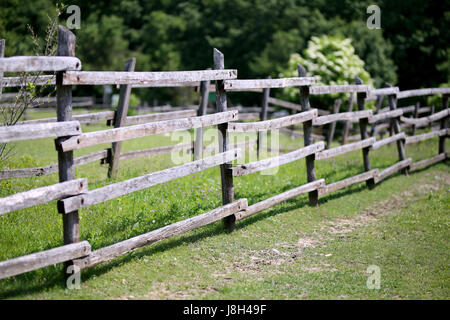 In legno antico recinto corral in prato rurale scena bokeh umore Foto Stock