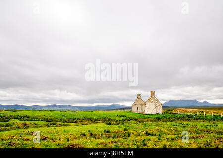 Vista sulla casa in rovina il paesaggio remoto della Scozia Foto Stock