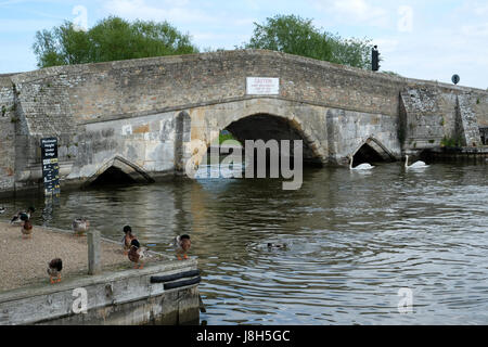 Vista del ponte a Potter Heigham Foto Stock