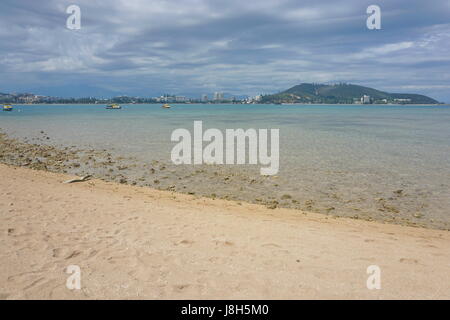 Costa di Anse Vata e la città di Noumea visto dalla spiaggia di isolotto Canard, costa sudovest della Grande Terre isola, Nuova Caledonia, Pacific Foto Stock