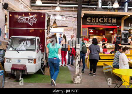 Mercato metropolitano, una carta in disuso fabbrica in Elephant and Castle, è ora un spazio di mercato e di stile di vita domestica del mozzo per chioschi, negozi e bar Foto Stock