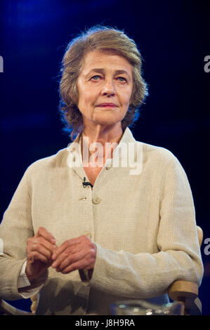 Charlotte Rampling attore parlando della sua carriera sostituta & iscritto a Hay Festival della letteratura e delle Arti 2017 Hay-on-Wye Powys Wales UK Foto Stock