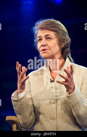 Charlotte Rampling attore parlando della sua carriera sostituta & iscritto a Hay Festival della letteratura e delle Arti 2017 Hay-on-Wye Powys Wales UK Foto Stock