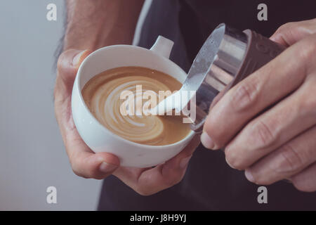 Come fare a heart-shaped latte art, caffè in varie forme. Foto Stock