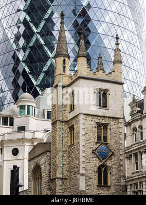 St Andrew Undershaft chiesa di St Mary Axe nella City di Londra, con il Gherkin grattacieli torreggianti dietro Foto Stock