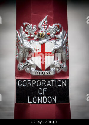 Corporation of London stemma su mobili di strada nel quartiere finanziario di Londra La città di Londra (miglio quadrato) Foto Stock