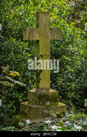 Pietra tombale nel cimitero di Nunhead, London, England Regno Unito Foto Stock