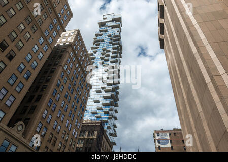 New York, Stati Uniti d'America 25 maggio 2017 il 60 Storia condominio, 56 Leonard Street, comunemente chiamato Jenga Edificio, aumenta al di sopra di loft e edifici industriali di TriBeCa. Gli architetti Herzog & de Meuron descrive la costruzione come " Case accatastati nel cielo. ©Stacy Rosenstock Walsh Foto Stock