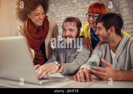 Lavoro di squadra - sorridere i web designer che lavorano insieme Foto Stock