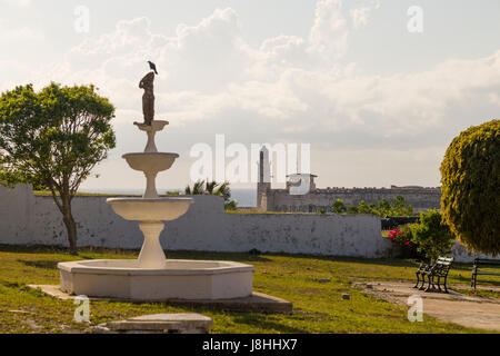 Vista di una sorgente di acqua e del faro sullo sfondo a l'Avana, Cuba Foto Stock