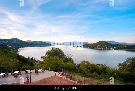 Vista lago ristorante tavoli terrazza al tramonto sul lago maggiore italia Foto Stock