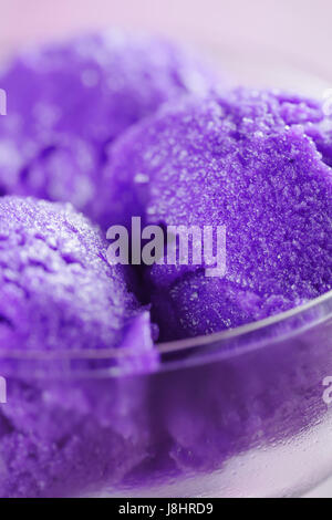 Viola sorbetto gelato nel contenitore in vetro Foto Stock