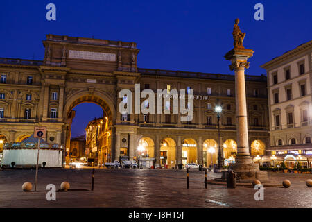 La colonna di abbondanza in Piazza della Repubblica al mattino, Firenze, Italia Foto Stock