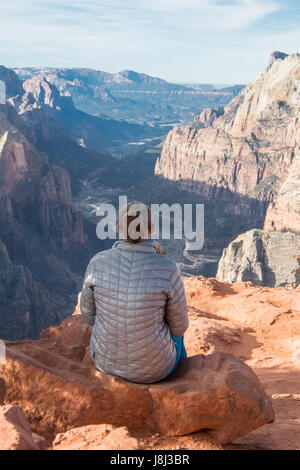 La donna si affaccia su Zion Canyon dal punto di osservazione Foto Stock