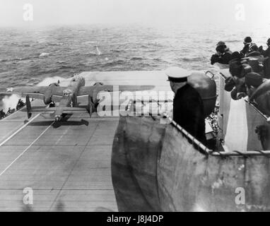 Un U.S. Army Air Force North American B-25B bombardiere Mitchell tenendo fuori dagli Stati Uniti Navy portaerei USS Hornet (CV-8) durante la Doolittle Raid su 18 Aprile 1942 Foto Stock