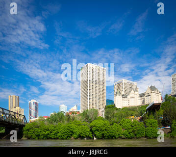 Lo skyline di Edmonton, Alberta, Canada, come si vede dal Nord del Fiume Saskatchewan. Foto Stock