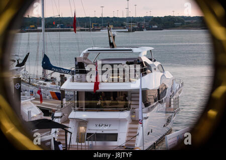 Oblò vista di Southampton Boat Show 2016 Vista panoramica Foto Stock