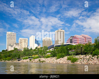 Lo skyline di Edmonton, Alberta, Canada, come si vede dal Nord del Fiume Saskatchewan. Foto Stock