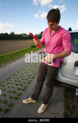 Viaggi, emozioni, sulla strada, ripartizione, strappo, serio, attendere, in attesa, blu Foto Stock