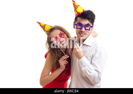 Coppia giovane con la carta i bastoni e celebrando cappelli Foto Stock