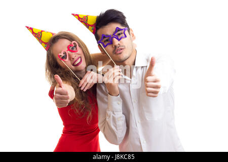 Coppia giovane con la carta i bastoni e celebrando cappelli Foto Stock