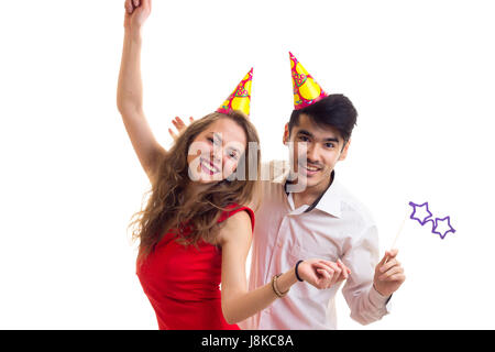 Coppia giovane con la carta i bastoni e celebrando cappelli Foto Stock