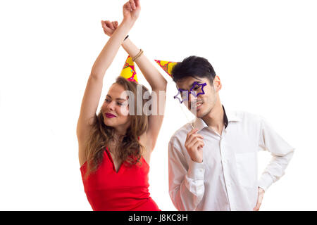 Coppia giovane con la carta i bastoni e celebrando cappelli Foto Stock