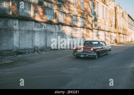 TALLINN, Estonia - 6 Maggio 2017: American Beauty Car Show, in movimento 1957 Pontiac Capo Stella sulla strada del quartiere Kalamaja. Foto Stock