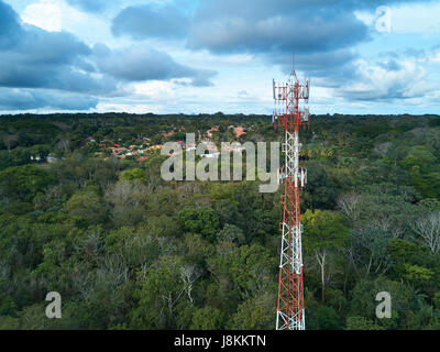 Torre mobile per antenna vista sulla piccola città sullo sfondo Foto Stock