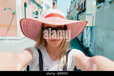 La donna prende la foto in Venezia, Italia Foto Stock