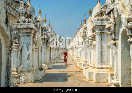 Monaco in Kuthodaw pagoda di Mandalay, Birmania Myanmar Foto Stock