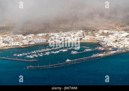 Hafen von Caleta del Sebo auf der Insel La Graciosa, Lanzarote, Kanarische isole, Spanien | Caleta del Sebo sul porto di La Graciosa island, Lanzarote Foto Stock