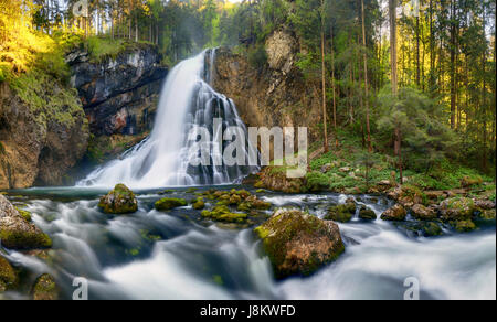 Cascata con rocce di muschio di Golling, Austria Foto Stock