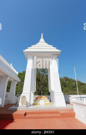 Footprint del buddha del buddismo sulla Big Hill in Ko Si Chang Isola Chonburi provincia,popolare destinazione turistica in Thailandia. Foto Stock