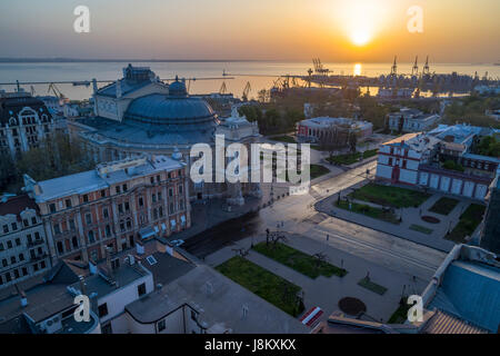 Immagine aerea di sunrise su Odessa Opera House ucraina. Il porto di Odessa è in background Foto Stock