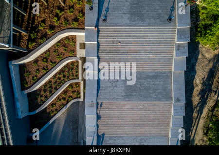 Drone shot guardare direttamente verso il basso presso il recentemente ristrutturato Potemkin Scale e Istanbul Park in Odessa Ucraina Foto Stock