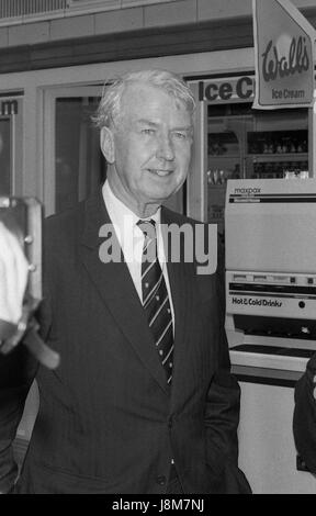 Rt. L'on. Peter Walker, Segretario di Stato per il Galles e membro del partito conservatore del Parlamento per Worcester, assiste la conferenza delle parti di Blackpool, in Inghilterra il 10 ottobre 1989. Foto Stock