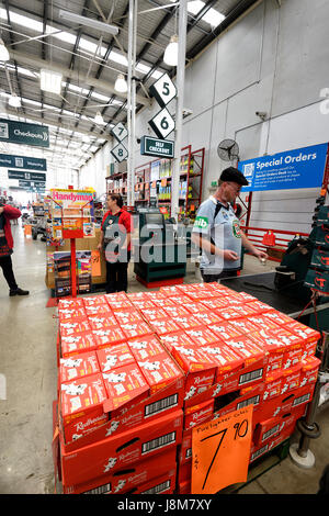 Il cliente utilizza il self checkout a Bunnings magazzino miglioramenti home store, Shellharbor, Nuovo Galles del Sud, NSW, Australia Foto Stock