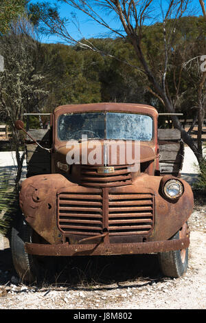 Vecchio arrugginito carrello nell'outback australiano. Territorio del Nord. Foto Stock