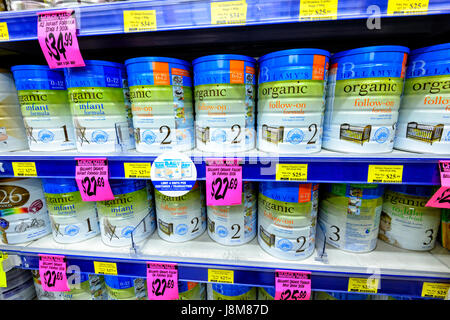 Tariffe bambino organico di formula su scaffali in farmacia magazzino, uno sconto farmacia store, Nuovo Galles del Sud, NSW, Australia Foto Stock