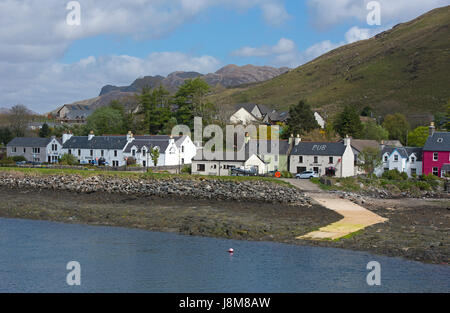 Lo scozzese sulla costa nord occidentale fronte mare villaggio di Dornie con cottage colorati. Foto Stock