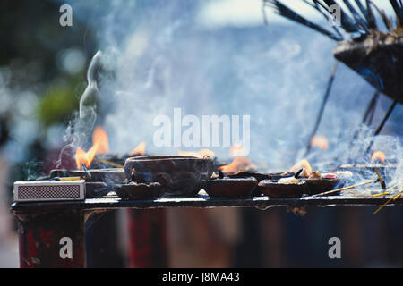 Diya su illuminazione tempio Foto Stock