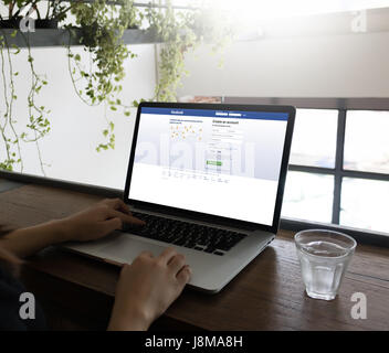 BANGKOK, Tailandia - 17 Maggio 2016 : applicazione Facebook, logo sullo schermo , servizio di social network e sito web Computer navigazione sito web Foto Stock